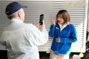 配送中NTR 既婚ベテランドライバーの配送に付いて回るうち車中でおそわれてしまった新婚人妻 星乃莉子