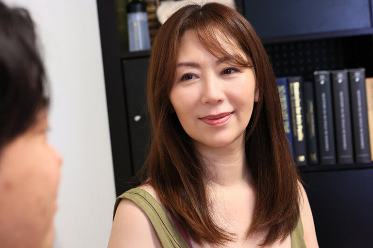 アパートの隣に住むムッチリすけべな五十路妻 翔田千里