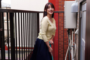 びしょ濡れで雨宿りしてきた未亡人大家さん そのブラウスが透けた姿に理性を失いかけそうになった僕に彼女は「見てもいいのよ？」と甘く微笑んだ 森沢かな